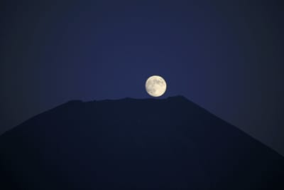 富士山頂の満月