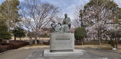 幼い七郎麿（15代将軍慶喜）と父・斉昭の像