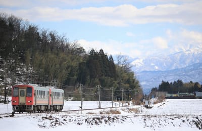 富山の鉄道冬景色  立山連峰背景の高山線