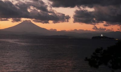 葉山町（森戸海岸）から見る富士山と江ノ島の夕景