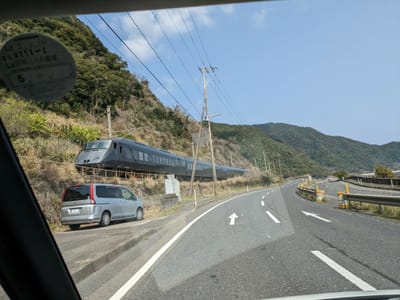 九州観光列車３６＋３と海岸線を並走