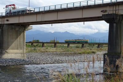 川を渡る富山地方鉄道
