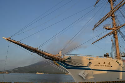 夕陽と日本丸の船首