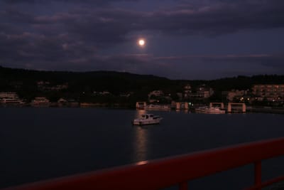 西に沈む残月と東から登る朝日を松島・福浦橋から撮影・・。