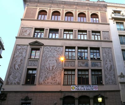 バルセロナ散歩　可愛い子供の壁画の建物
