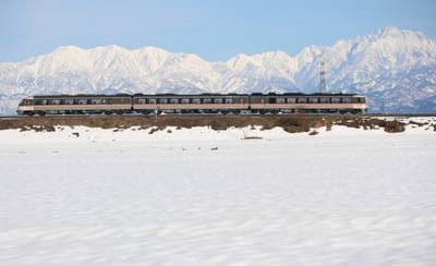 富山の鉄道冬景色　立山連峰とキハ85ひだ