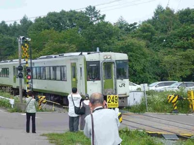 野辺山高原のJR鉄道最高地点を通る気動車