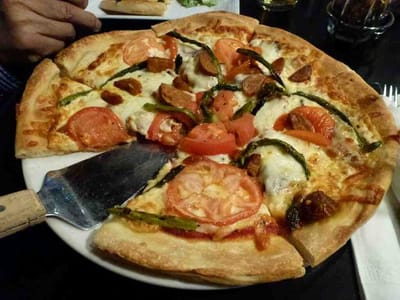 夕食のピザ