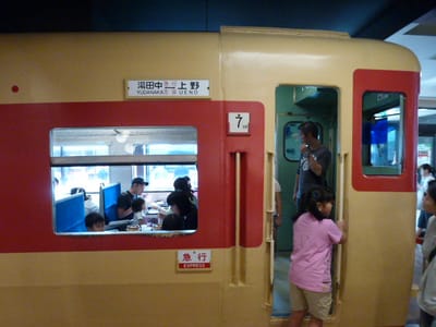 横川SA内に展示されている信越本線の急行「志賀」の客車