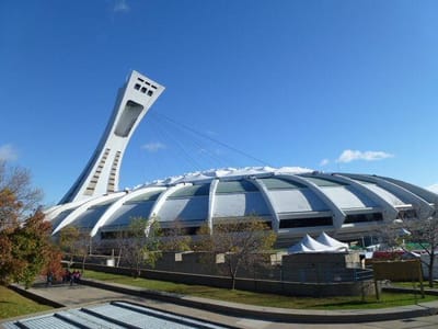 モントリオールオリンピックメインスタジアムとモントリオールタワー