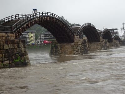 大雨で増水した錦帯橋