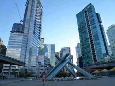 ウォータフロントにあるバンクーバーオリンピック聖火台とビル群