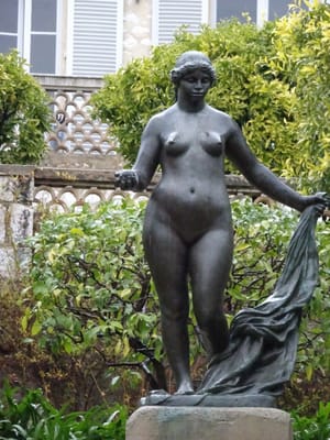 庭に置かれているルノアールの彫刻