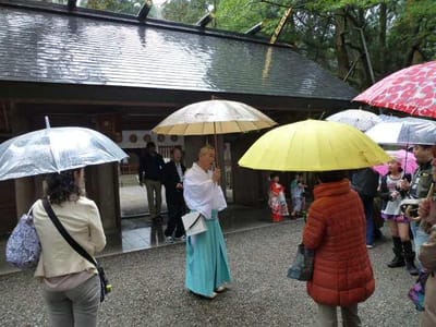 天岩戸神社で案内する神官