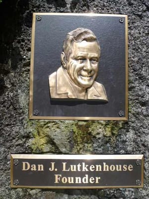 熱帯植物園創始者ダンルトケンハウスの胸像