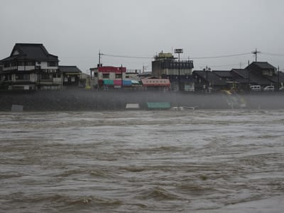 大雨で増水した錦川の河原