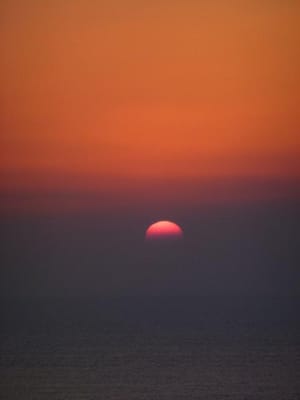 日向灘の靄の中に太陽が顔お出してきました