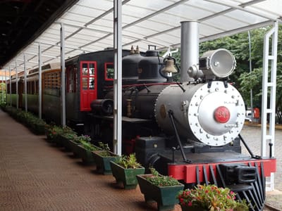 ロンドリーナ駅舎前に展示されていた古い機関車と客車