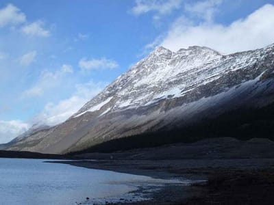サンワプタ山と氷河湖