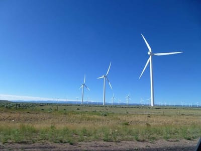 ロッキー山地の風力発電の風車群