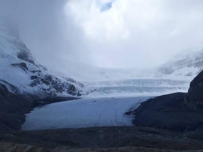 コロンビア大氷原から流れ下るアサバスカ氷河