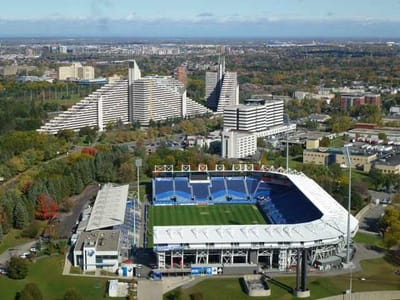 モントリオールタワーからオリンピック会場とモントリオール市街地の眺め