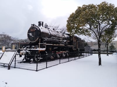 雪を被った蒸気機関車