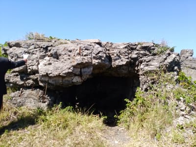 硫黄島の南海岸に残るトーチカ壕