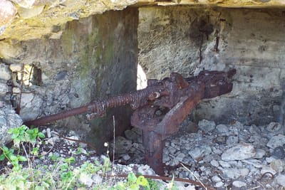 硫黄島南海岸のトーチカ内の機銃