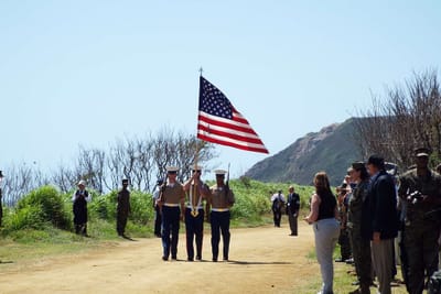 アメリカ合衆国側の国旗と儀仗兵