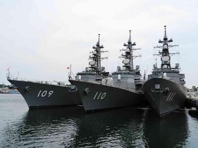 海上自衛隊・横須賀基地 艦艇がいっぱい停泊