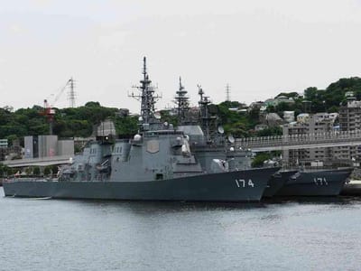 海上自衛隊・横須賀基地 艦艇がいっぱい停泊