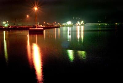 夜の焼津港