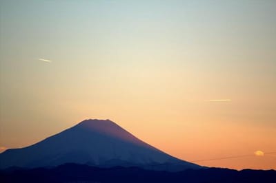 残照に浮かび上がる富士山のシルエット