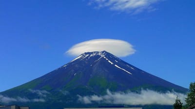 白い帽子姿の富士山